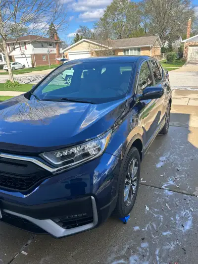 Exterior detail — blue SUV